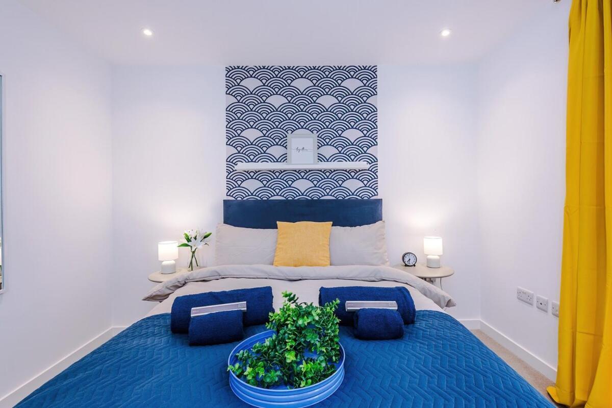 Modern 3-bed In Salford, Pool, Ping Pong Table, Free Parking, Sleeps 7 Apartment *