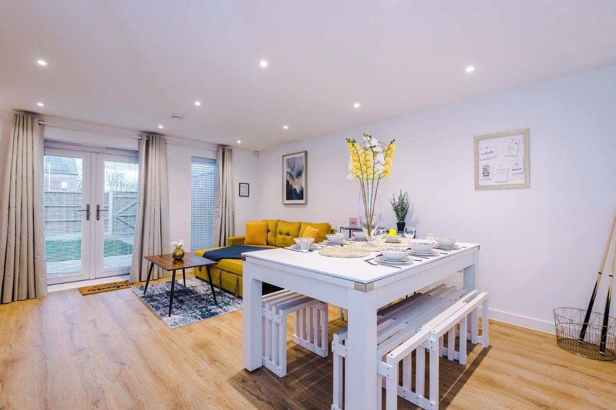 Apartment Modern 3-bed In Salford, Pool, Ping Pong Table, Free Parking, Sleeps 7 *