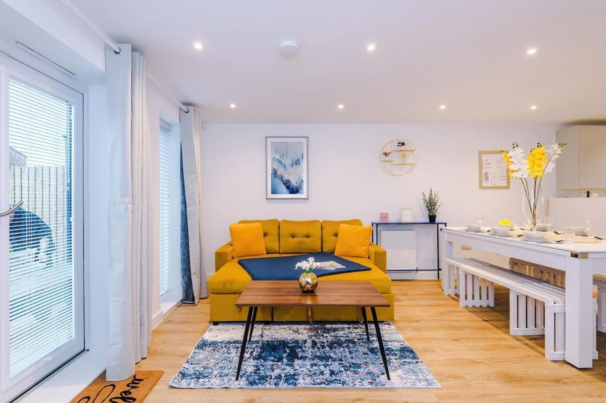 Apartment Modern 3-bed In Salford, Pool, Ping Pong Table, Free Parking, Sleeps 7 Manchester