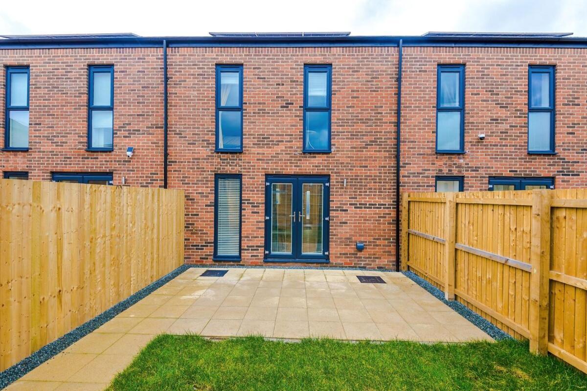 Modern 3-bed In Salford, Pool, Ping Pong Table, Free Parking, Sleeps 7 * Manchester