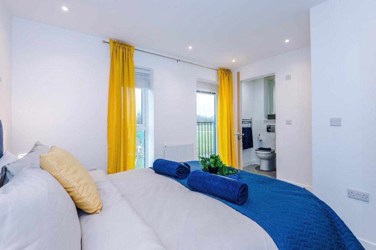 Modern 3-bed In Salford, Pool, Ping Pong Table, Free Parking, Sleeps 7 * Manchester