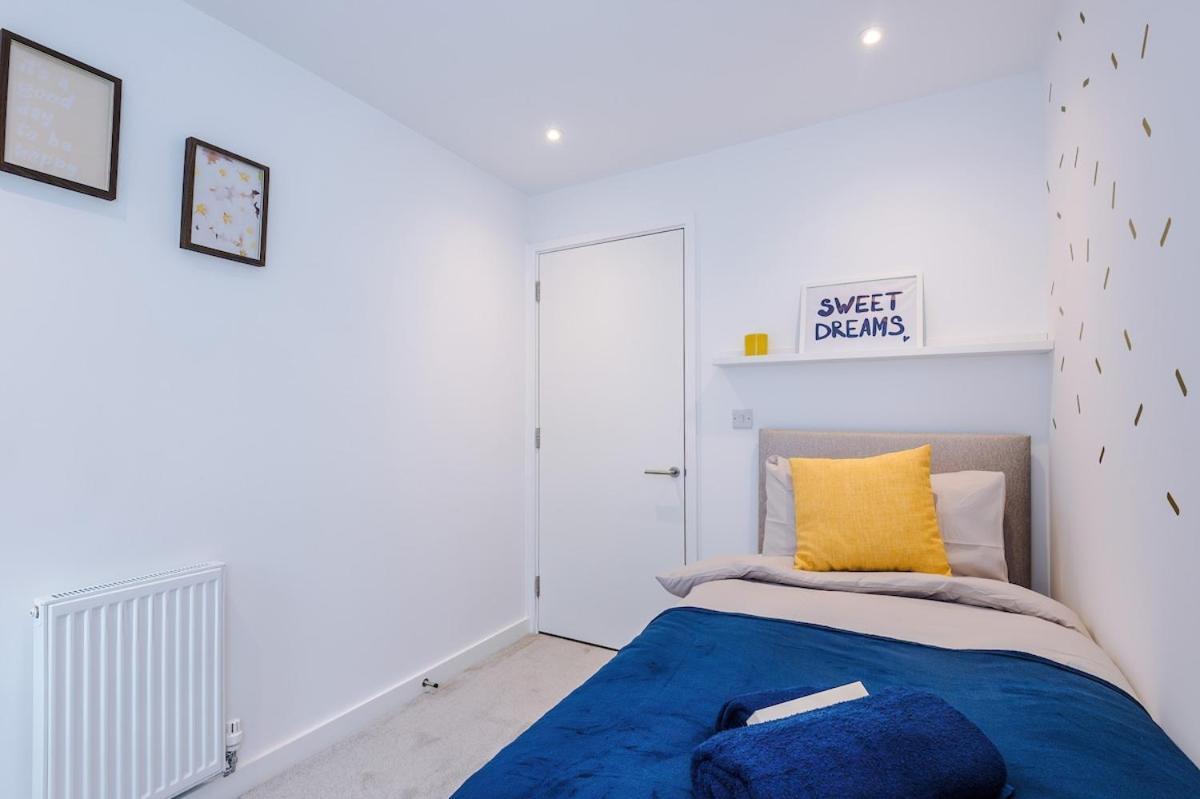 Apartment Modern 3-bed In Salford, Pool, Ping Pong Table, Free Parking, Sleeps 7