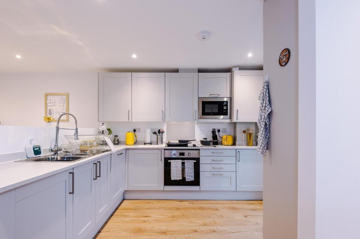 Apartment Modern 3-bed In Salford, Pool, Ping Pong Table, Free Parking, Sleeps 7 Manchester
