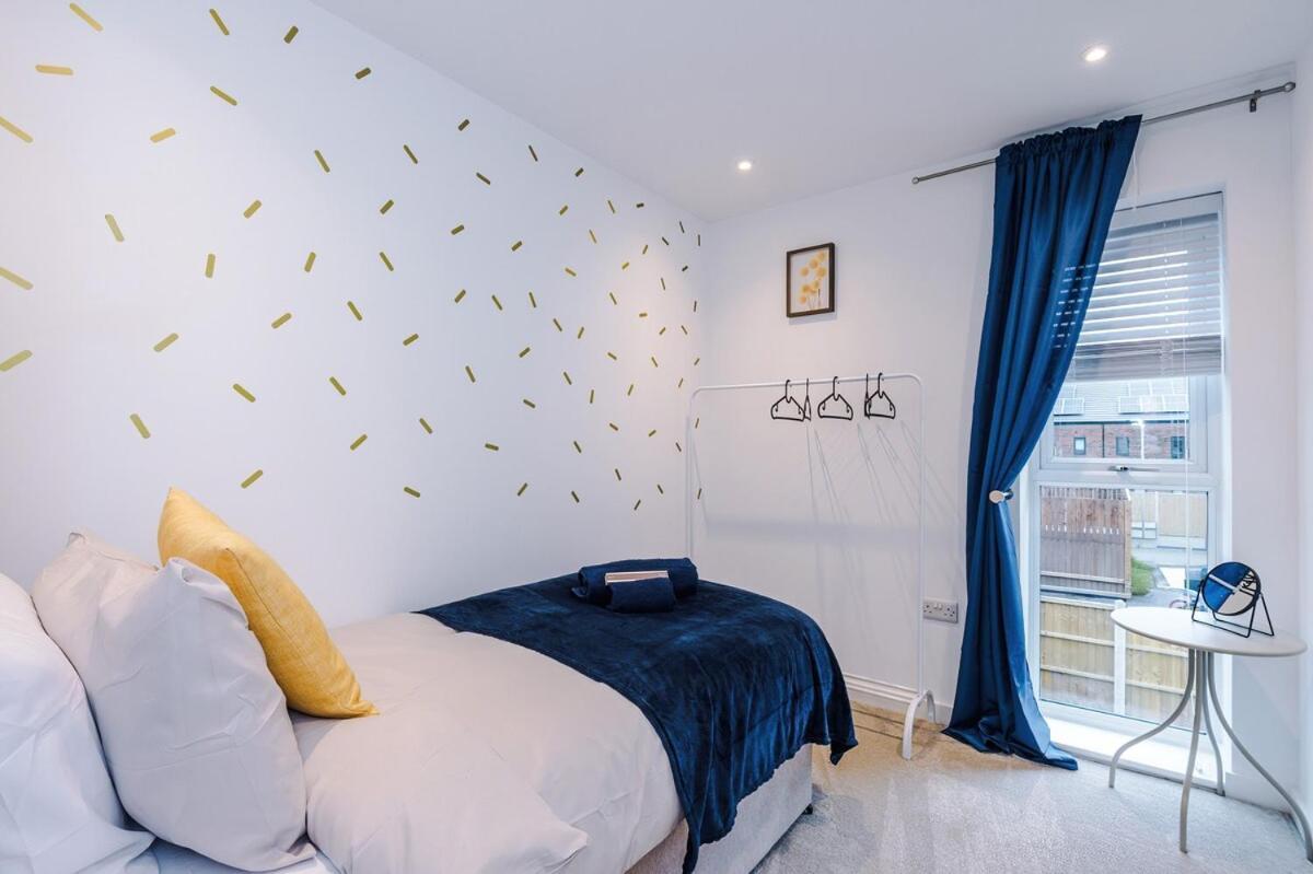 Modern 3-bed In Salford, Pool, Ping Pong Table, Free Parking, Sleeps 7 * Manchester