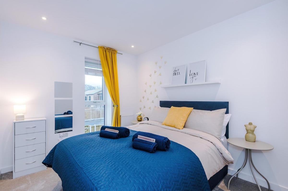 Modern 3-bed In Salford, Pool, Ping Pong Table, Free Parking, Sleeps 7 Apartment *