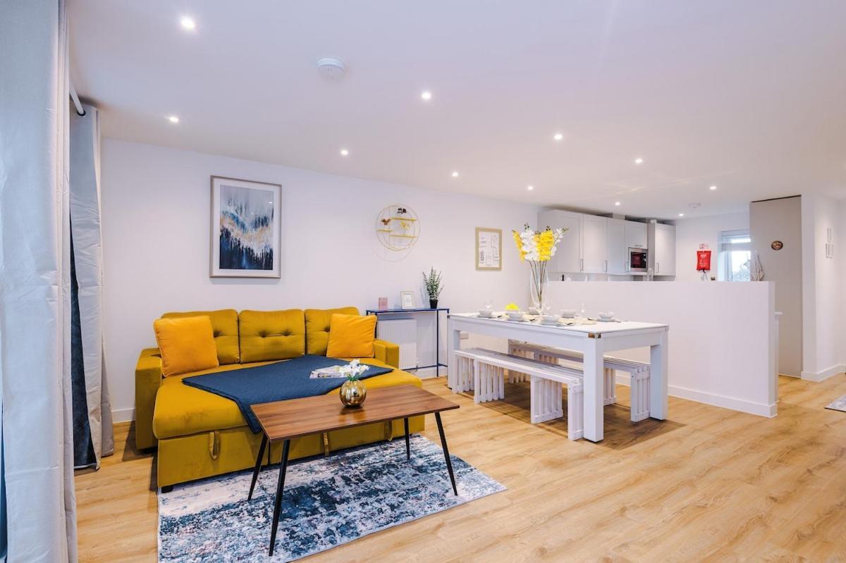 Modern 3-bed In Salford, Pool, Ping Pong Table, Free Parking, Sleeps 7 Apartment Manchester