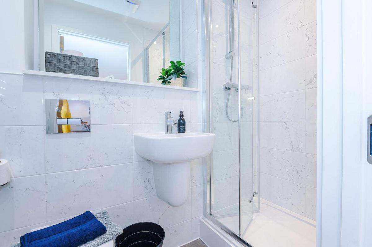 Modern 3-bed In Salford, Pool, Ping Pong Table, Free Parking, Sleeps 7 *