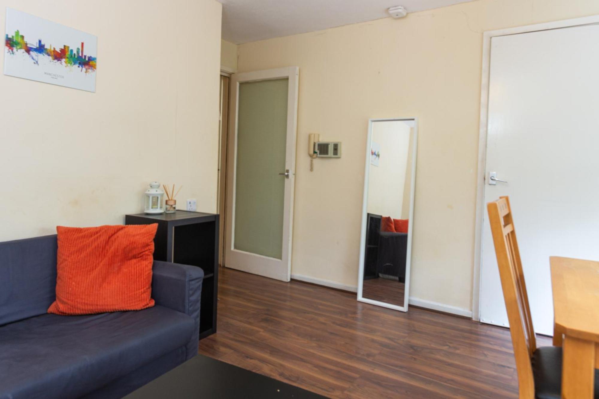 Cosy Stretford In A Prime Location *