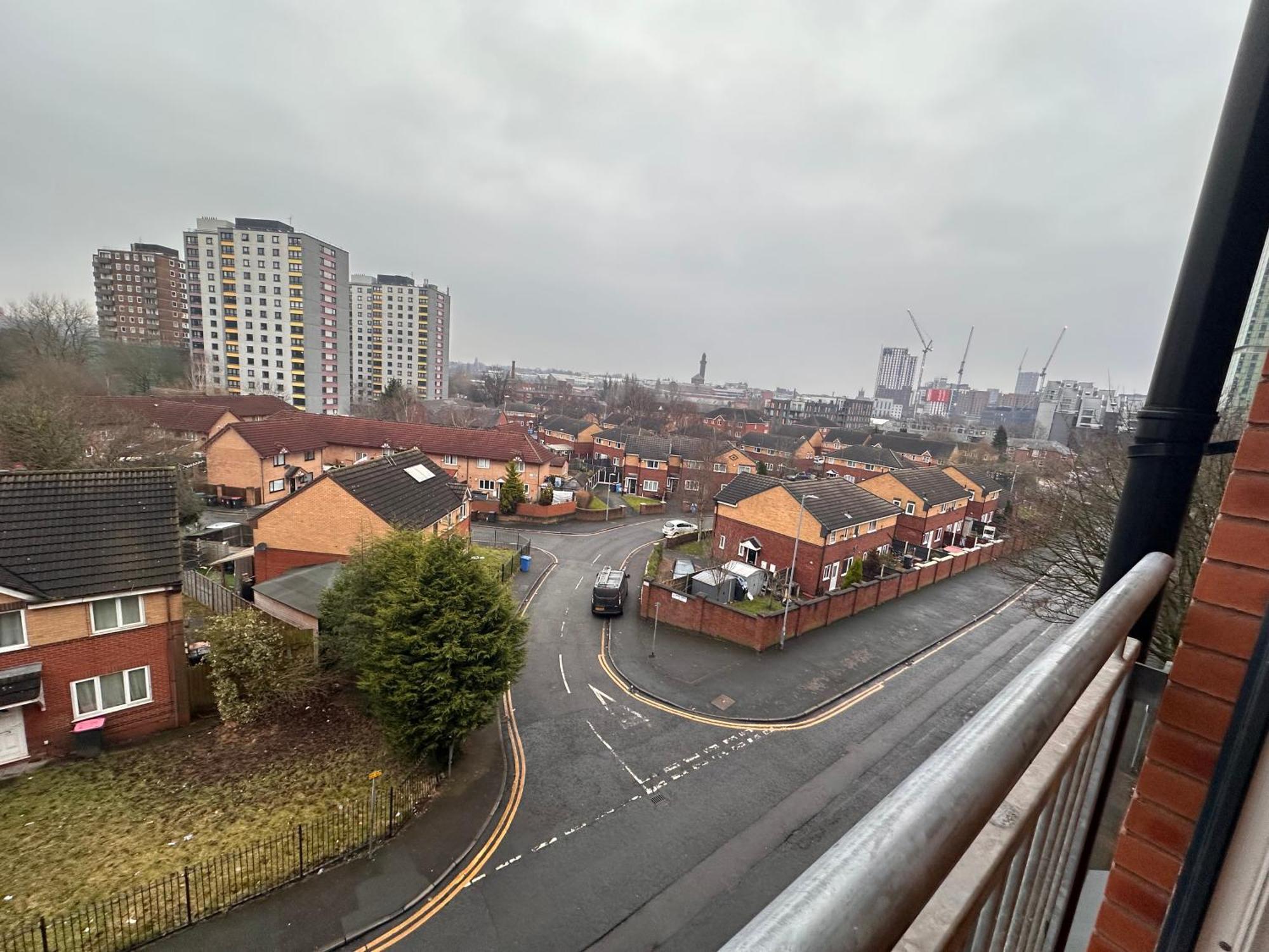 Centrally Located Modern 2 Bedroom Apartment, Minutes Walk To Ao Arena Manchester