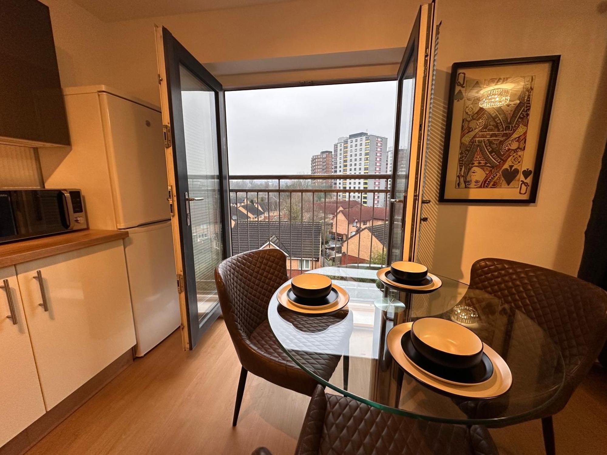 Centrally Located Modern 2 Bedroom Apartment, Minutes Walk To Ao Arena *