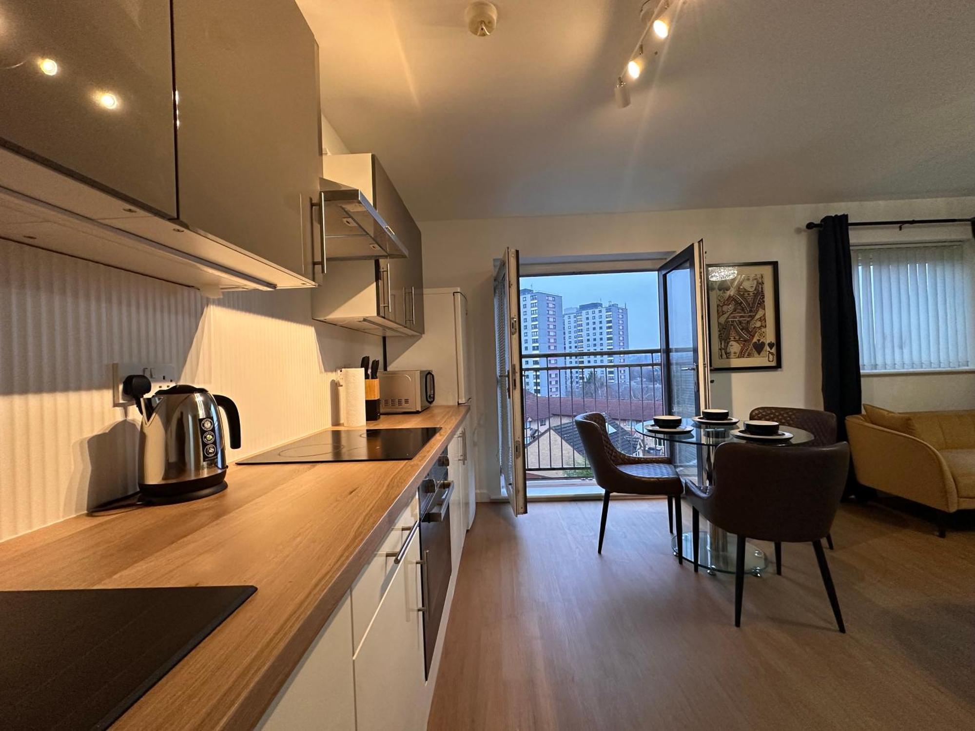 Centrally Located Modern 2 Bedroom Apartment, Minutes Walk To Ao Arena