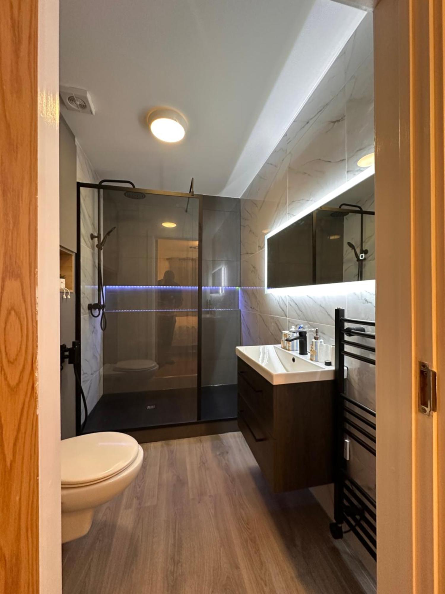 Centrally Located Modern 2 Bedroom Apartment, Minutes Walk To Ao Arena *