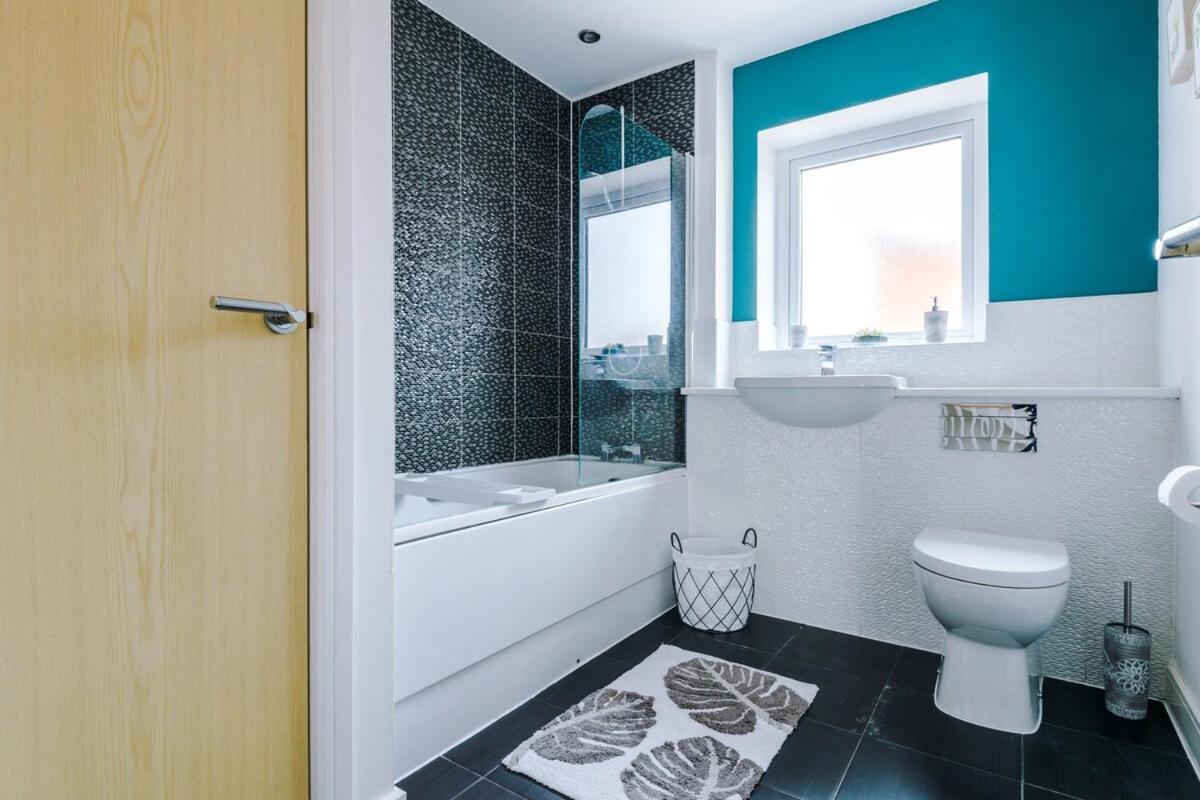 Four Bedroom House By Brookland Serviced Short Lets With Free Wifi Holiday home Manchester