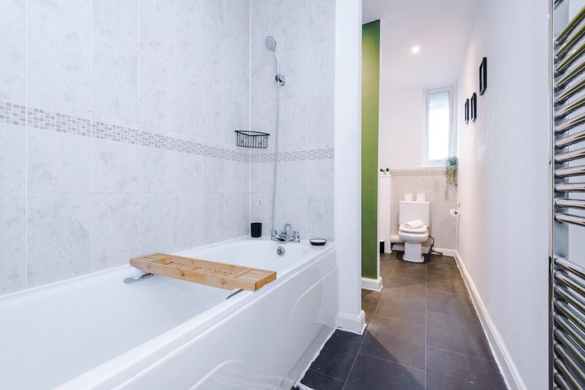 Holiday home Three Bedroom House By Brookland Serviced Short Lets With Free Wifi Manchester