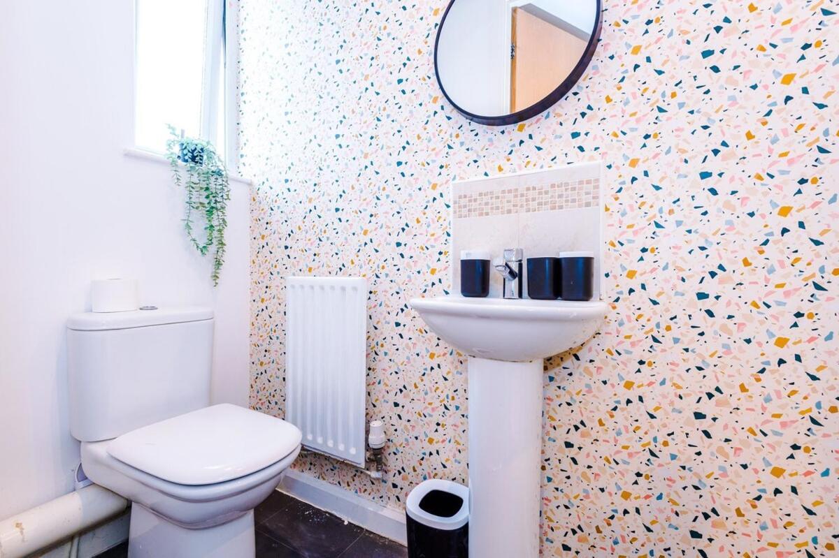 Three Bedroom House By Brookland Serviced Short Lets With Free Wifi Holiday home Manchester