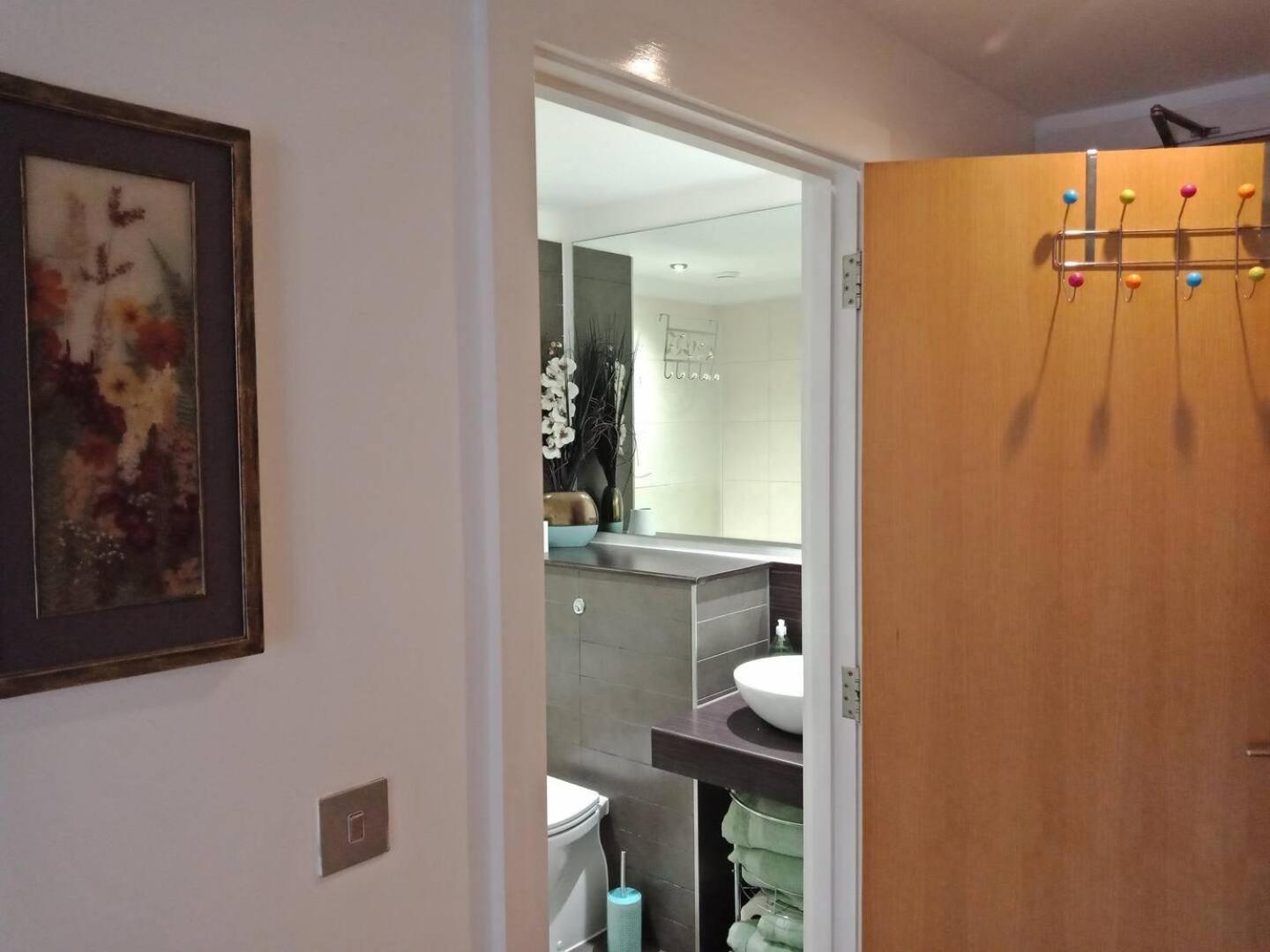Apartmentsleeps5-balcony-petfriendly-aoarena-heatonpark-onstreetparking Apartment Manchester