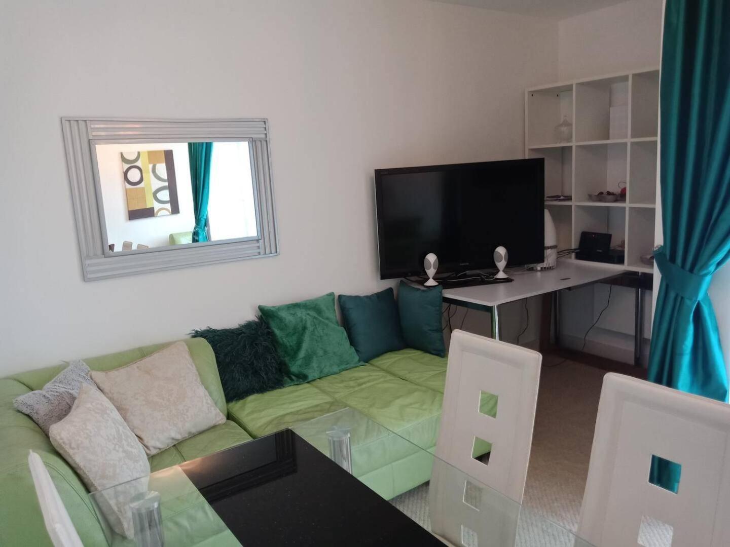 Apartmentsleeps5-balcony-petfriendly-aoarena-heatonpark-onstreetparking Apartment