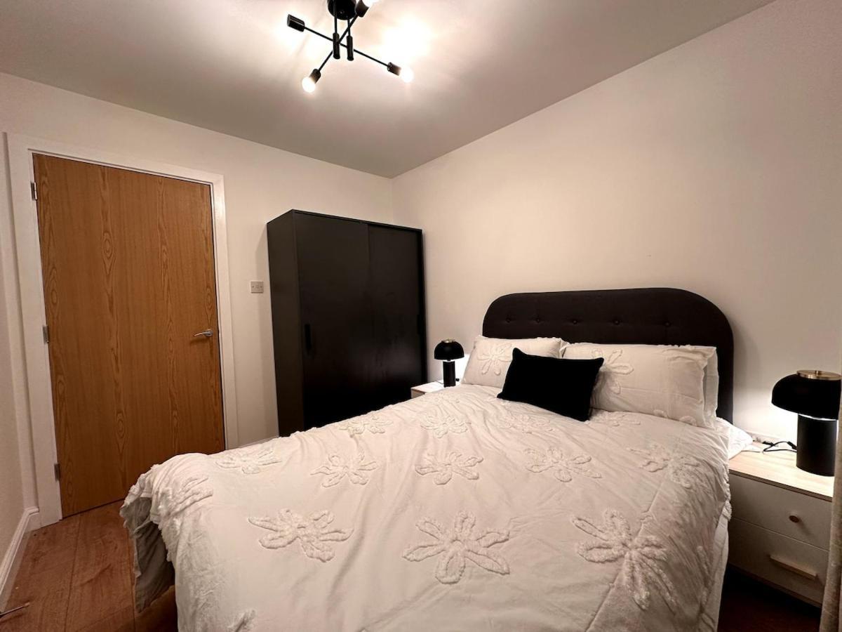 Centrally Located Modern 2 Bedroom Apartment, Minutes Walk To Ao Arena Manchester