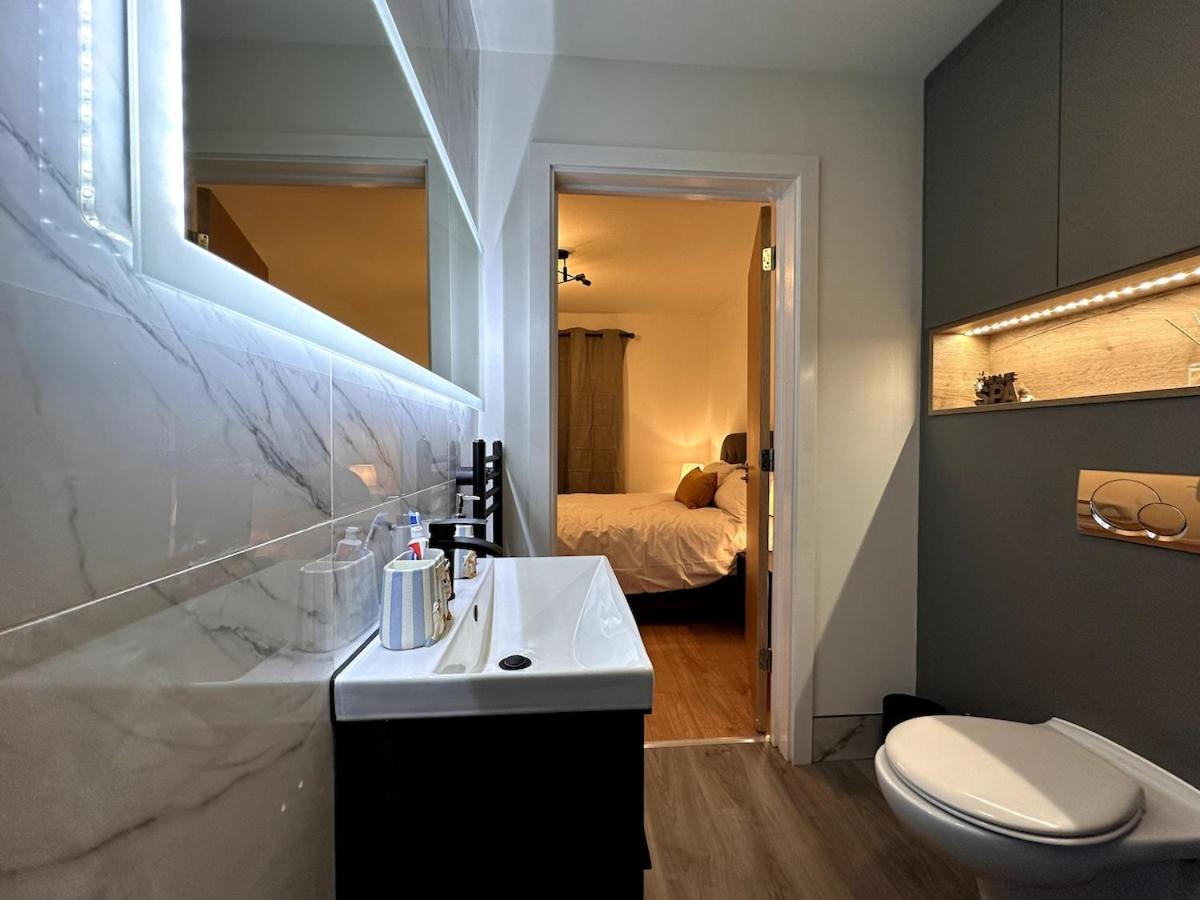 Centrally Located Modern 2 Bedroom Apartment, Minutes Walk To Ao Arena Apartment *