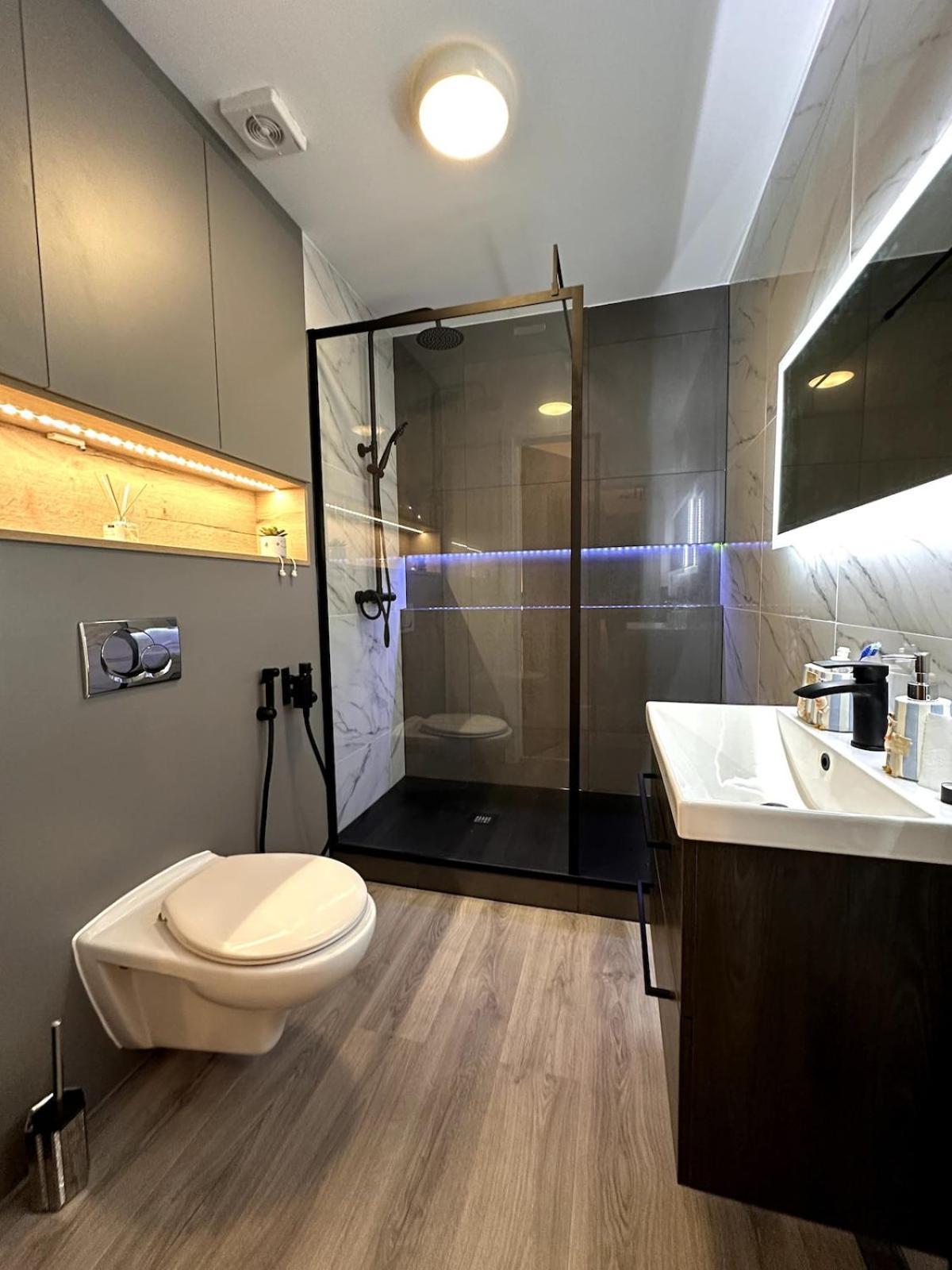 Apartment Centrally Located Modern 2 Bedroom Apartment, Minutes Walk To Ao Arena *