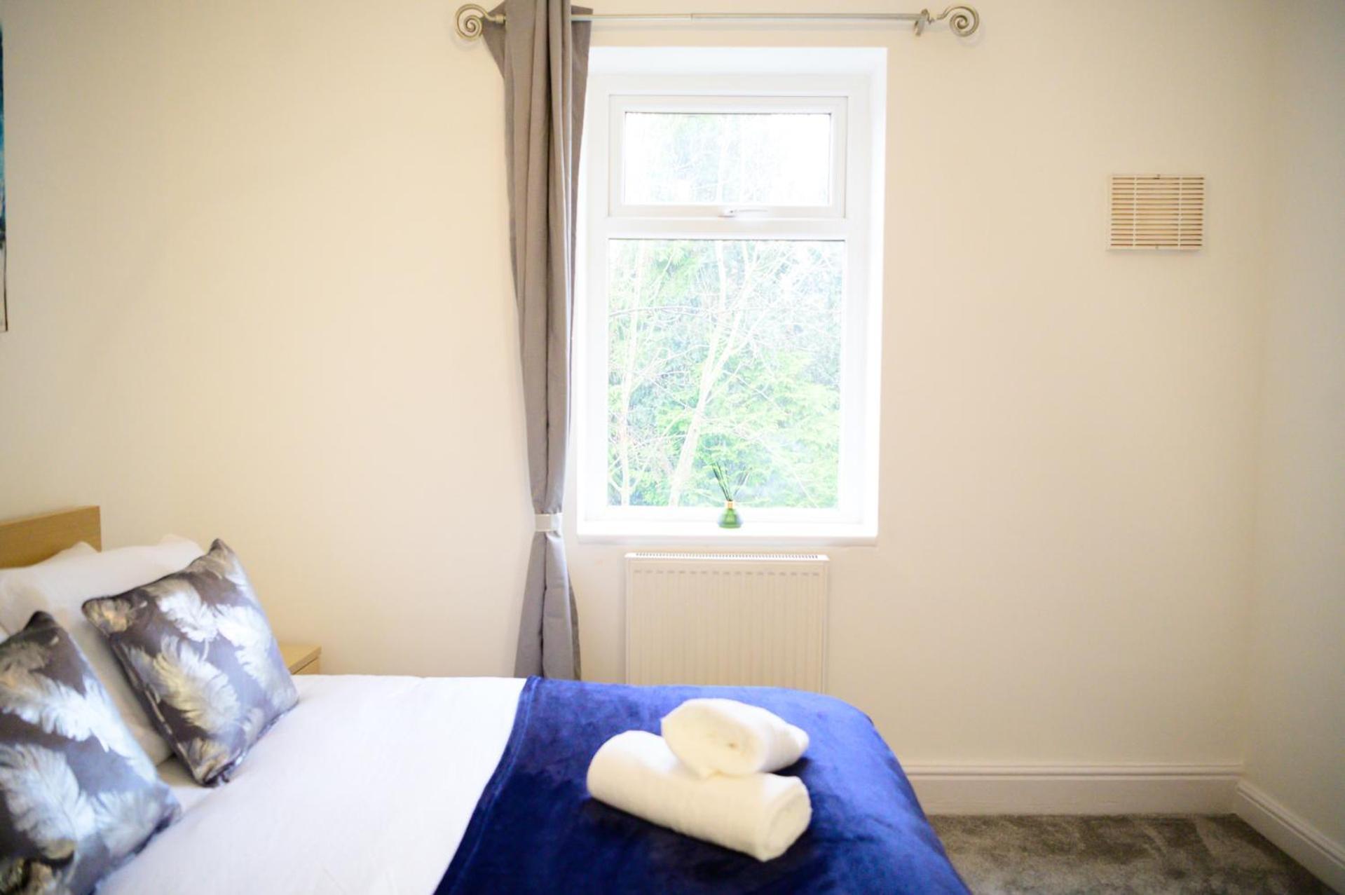 Aqua Springs, 2 Bedroom 1st Floor Apartment, Near Didsbury Apartment *