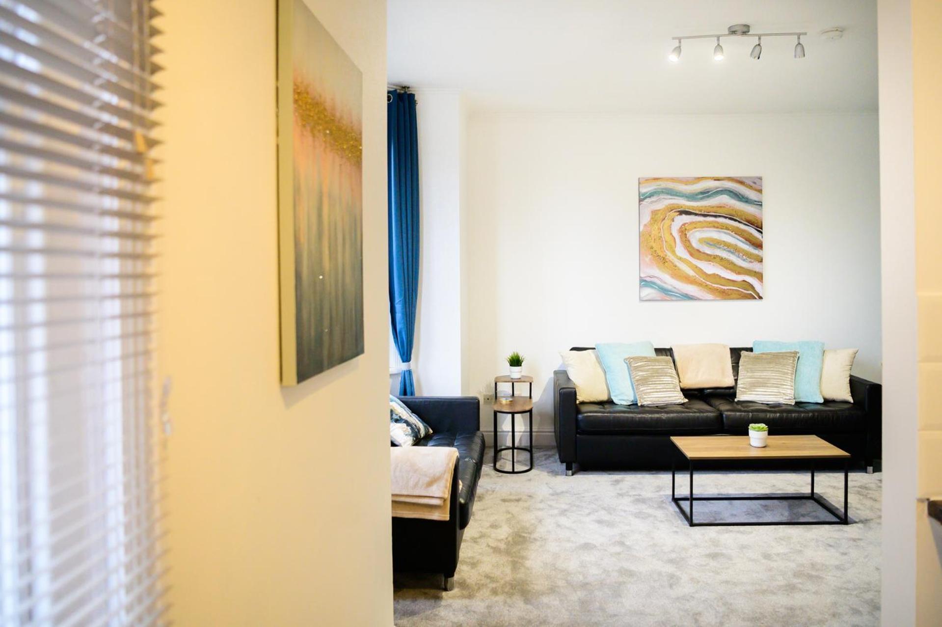 Aqua Springs, 2 Bedroom 1st Floor Apartment, Near Didsbury Apartment *