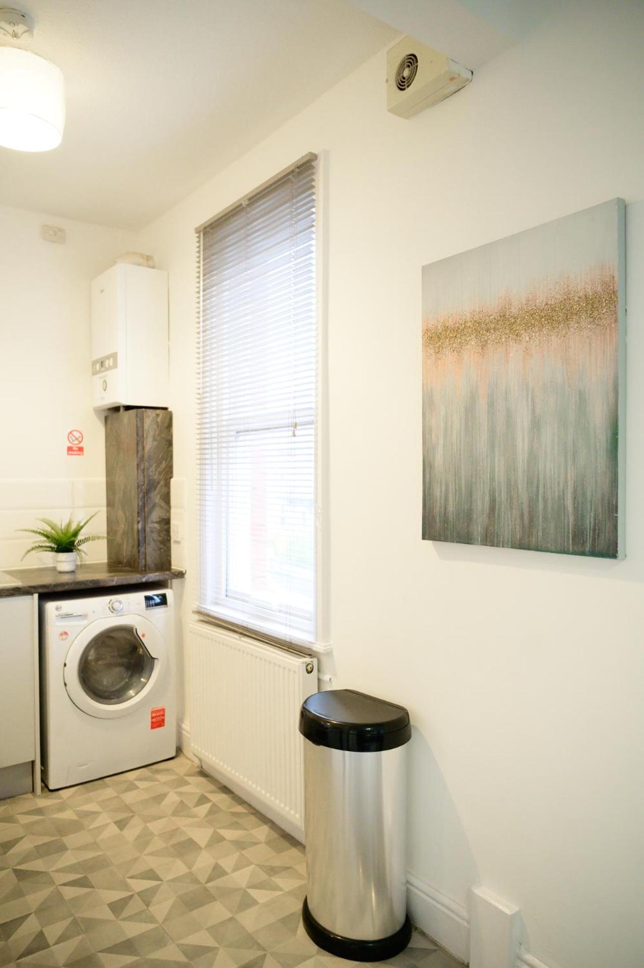 Aqua Springs, 2 Bedroom 1st Floor Apartment, Near Didsbury Apartment Manchester