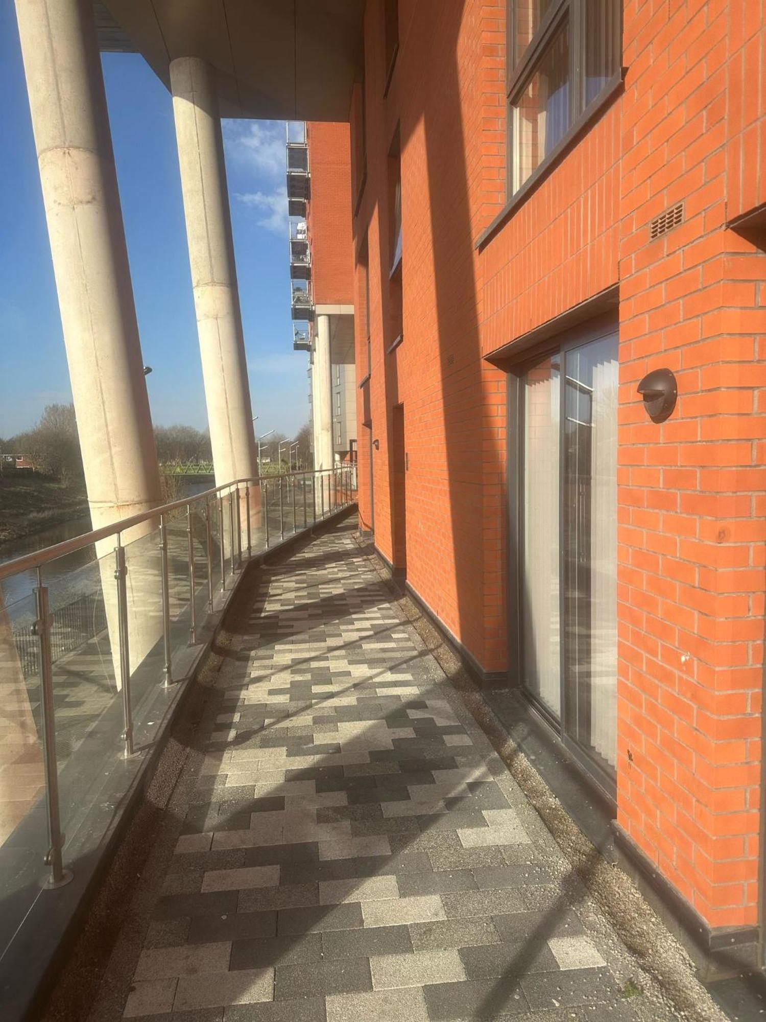 Adelphi Wharf By Beehosting *