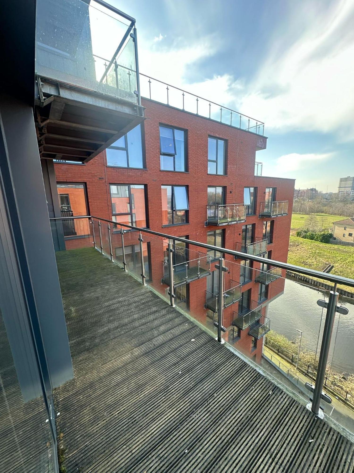 Adelphi Wharf By Beehosting * Manchester