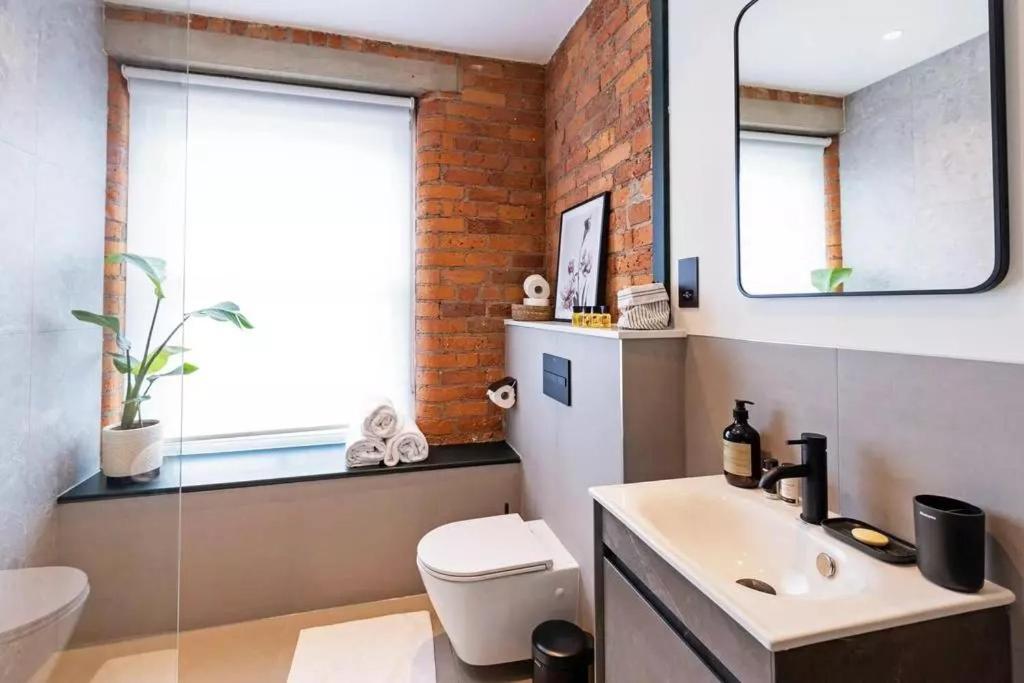 2 Bed Luxury Apartment, Parking, Gym, Concierge Apartment