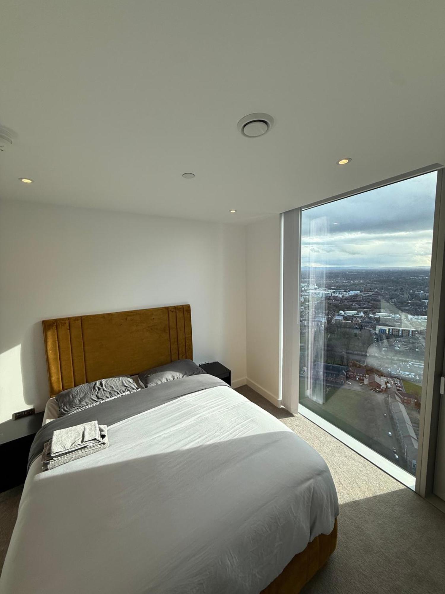 3 Bedroom In The Centre Of Deansgate New Build Manchester