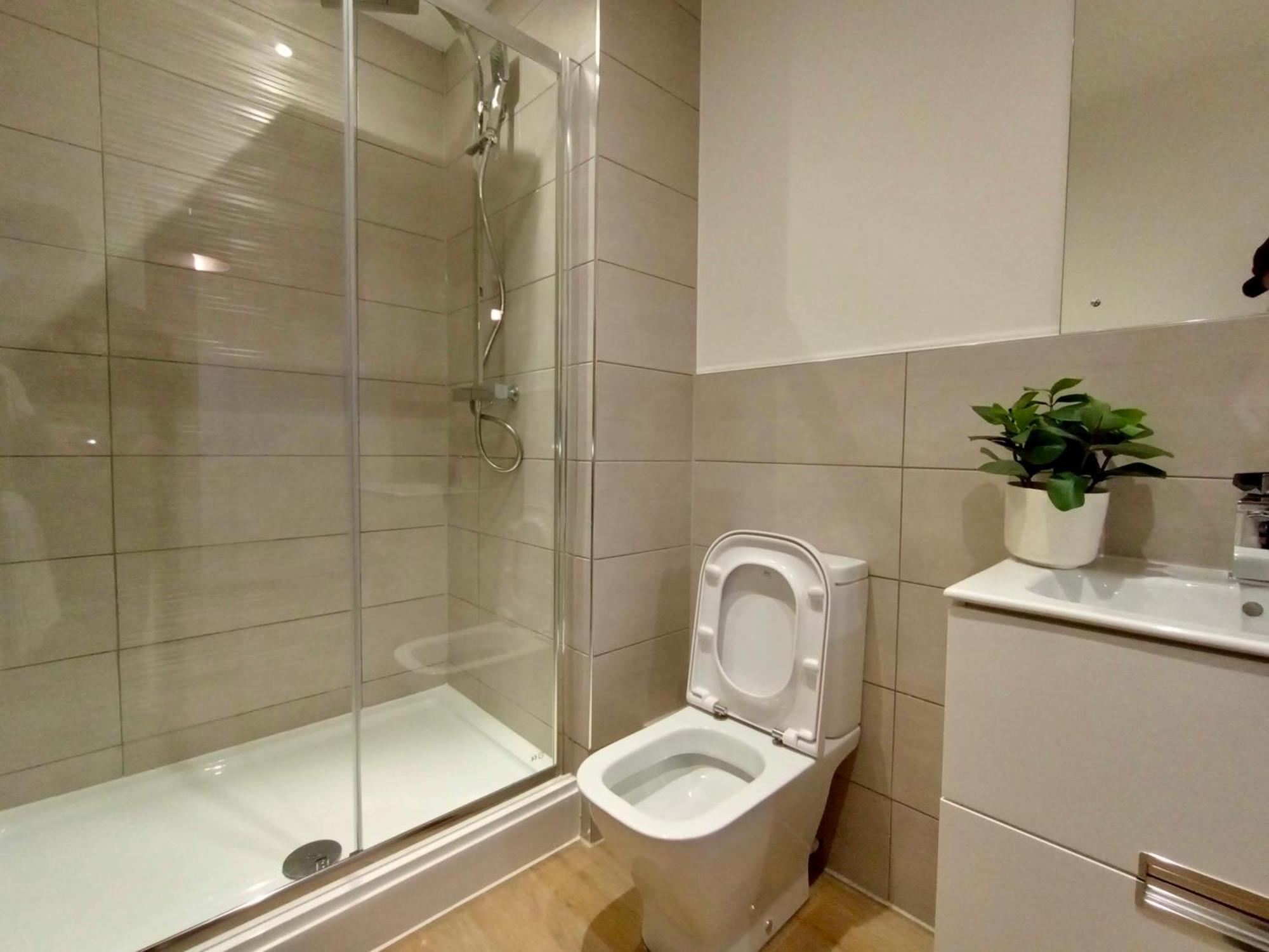 Luxury 2 Bed 2 Bath Flat Near Old Trafford *