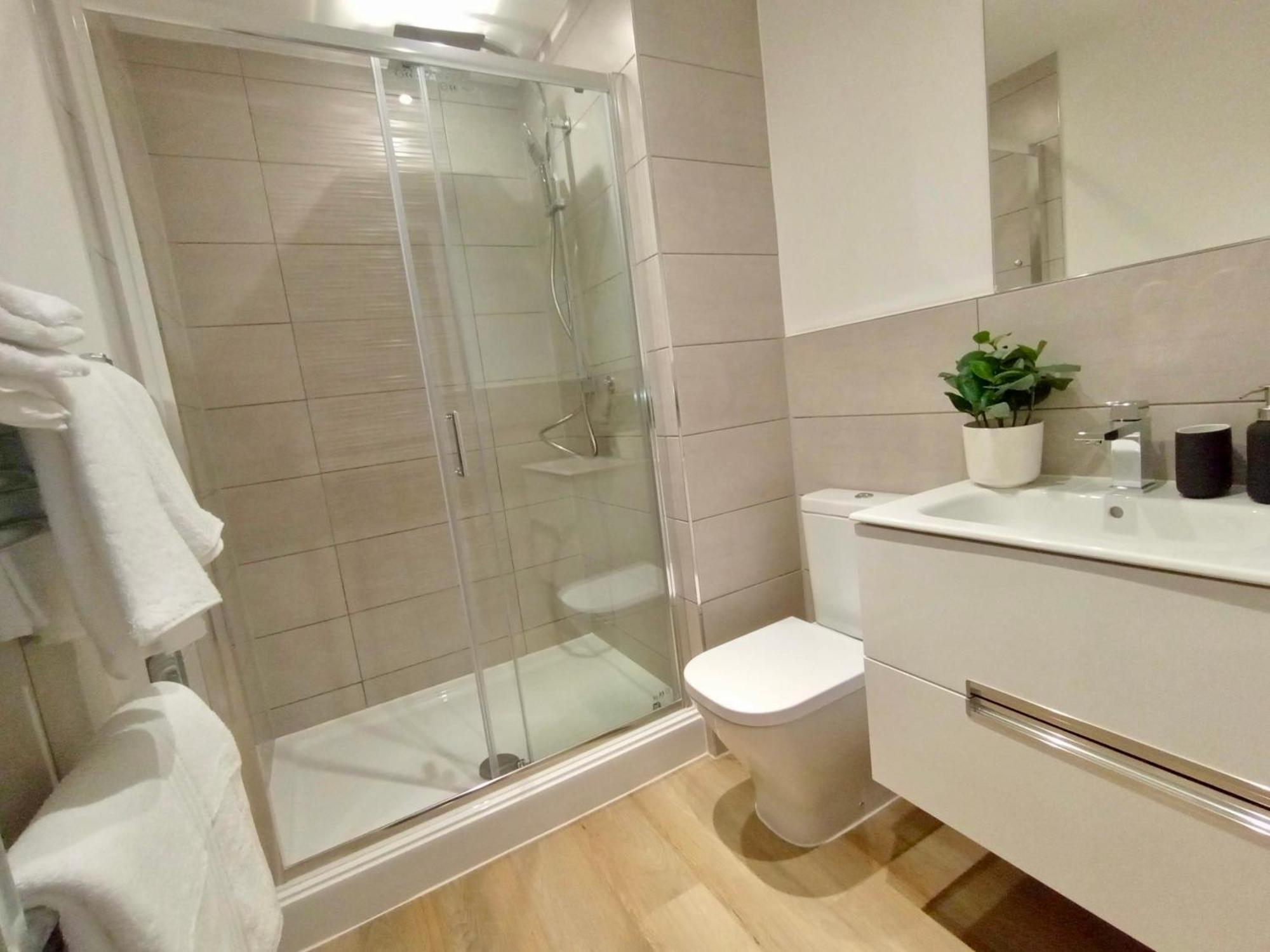 Luxury 2 Bed 2 Bath Flat Near Old Trafford *