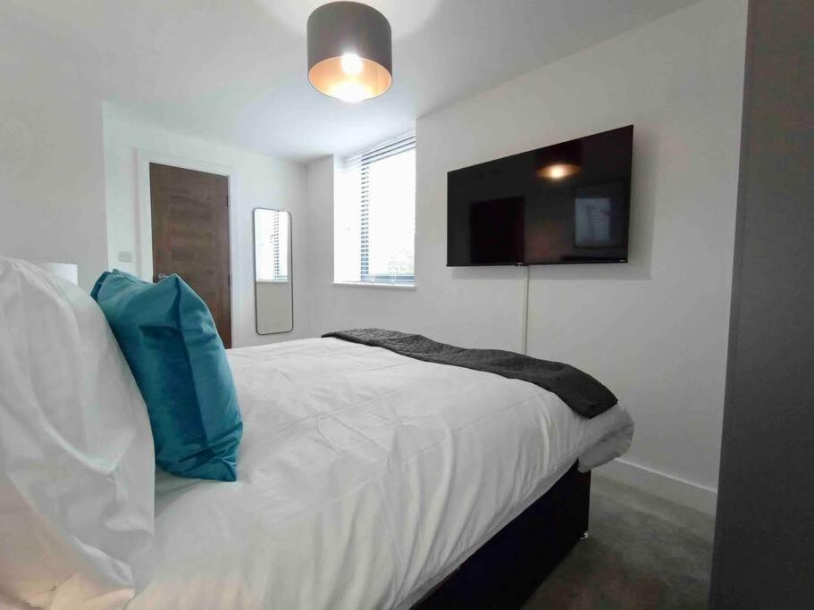 Luxury 2 Bed 2 Bath Flat Near Old Trafford Apartment *