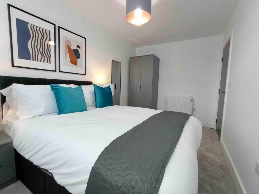 Luxury 2 Bed 2 Bath Flat Near Old Trafford *