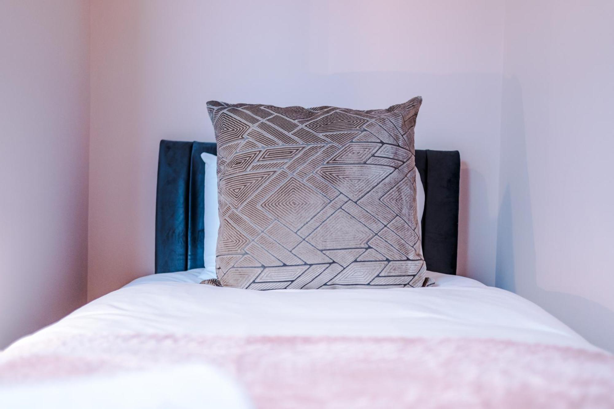 Newly Renovated 5 Bedroom Home-manchester