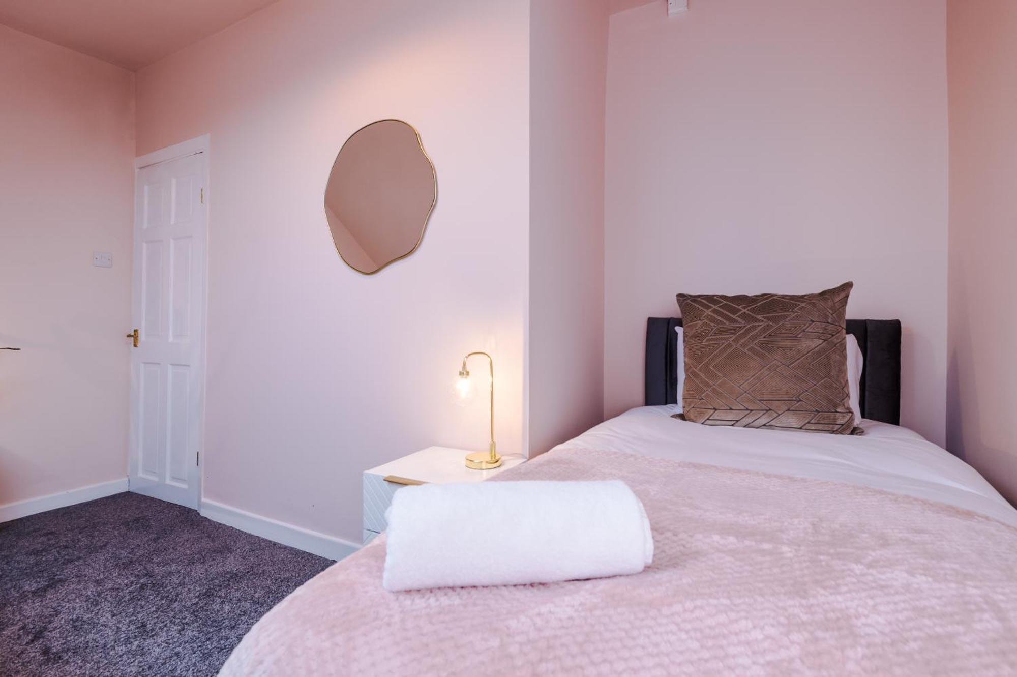 Holiday home Newly Renovated 5 Bedroom Home-manchester