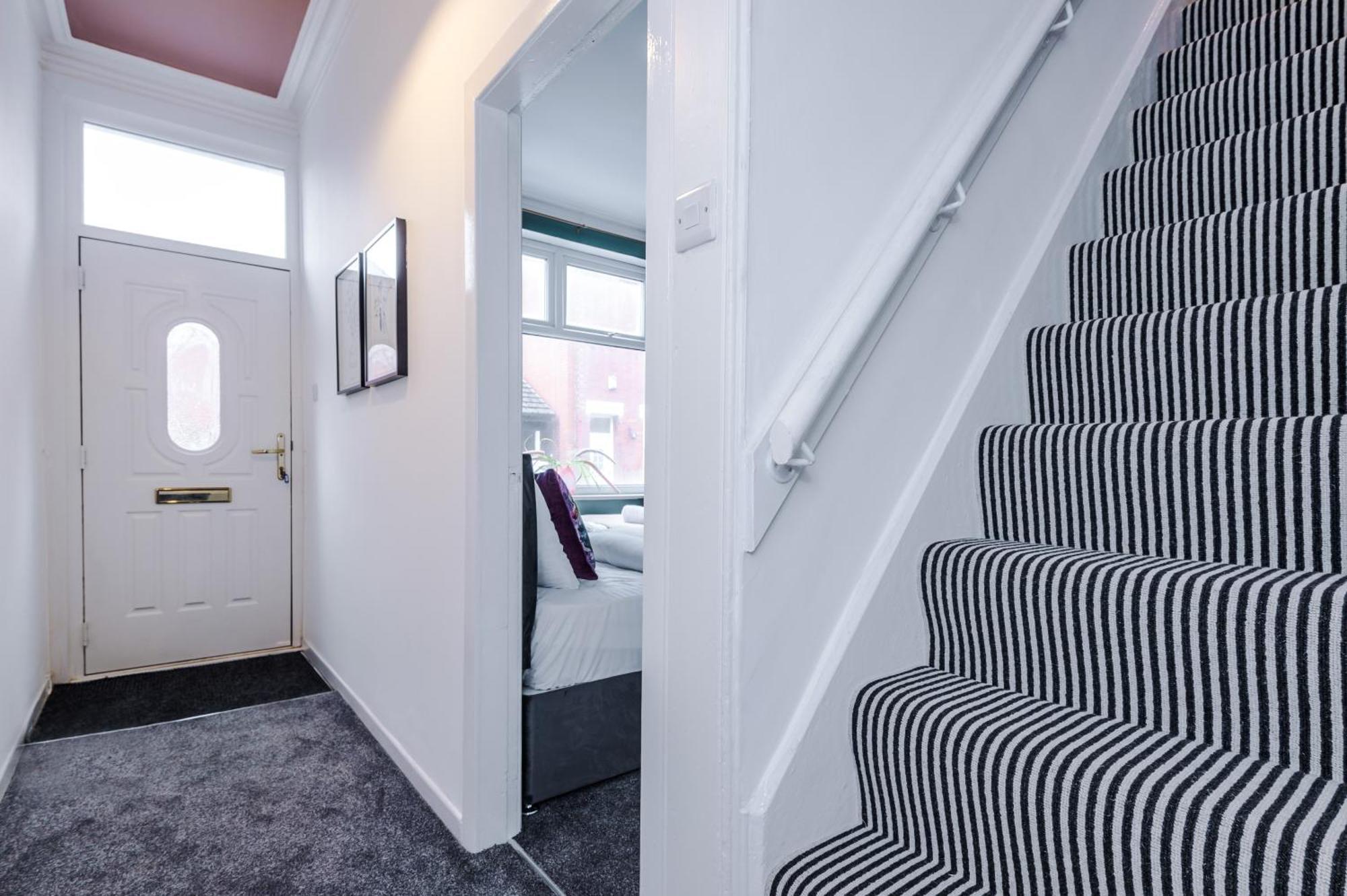 Newly Renovated 5 Bedroom Home-manchester Manchester