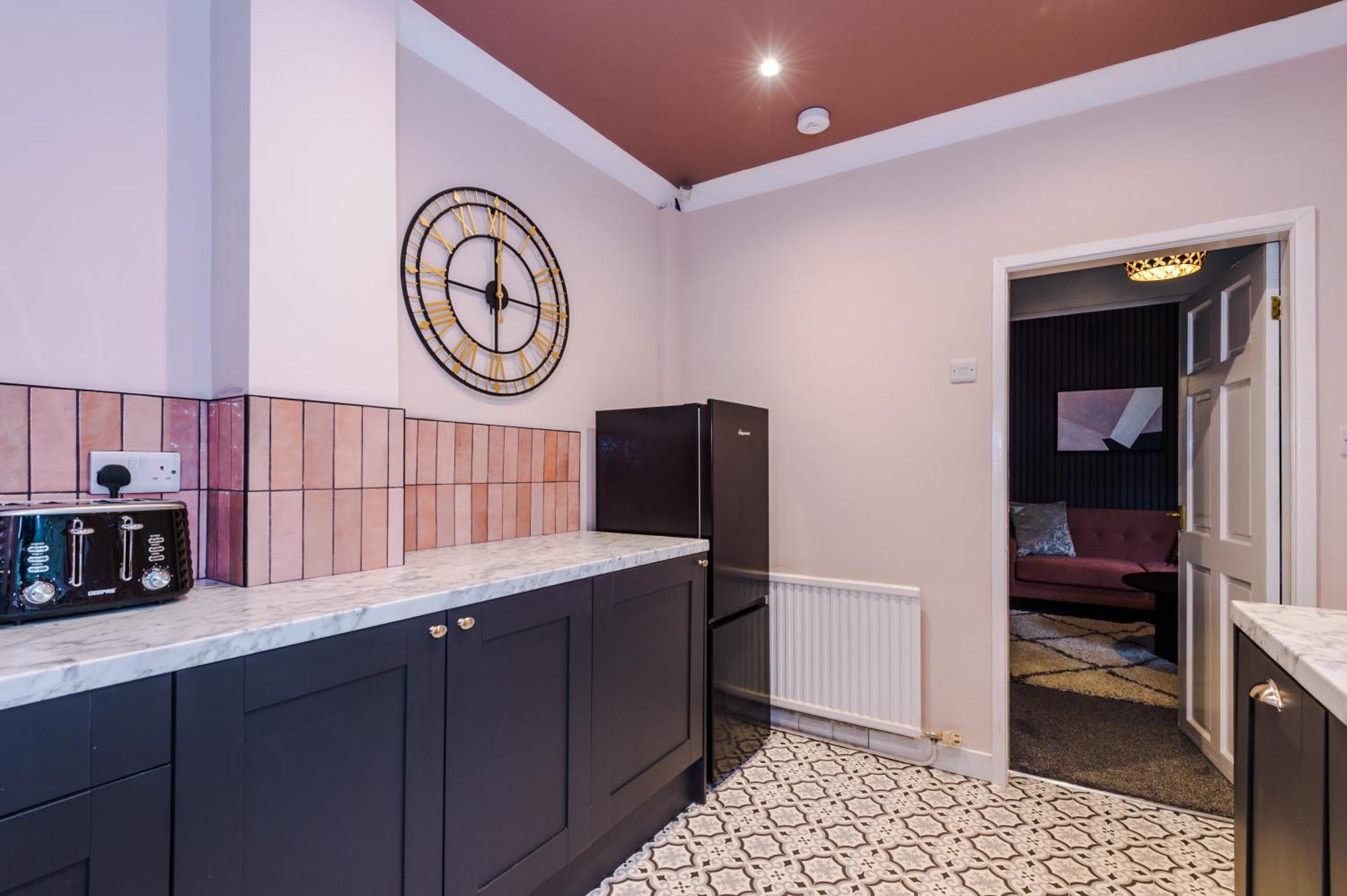 Newly Renovated 5 Bedroom Home-manchester