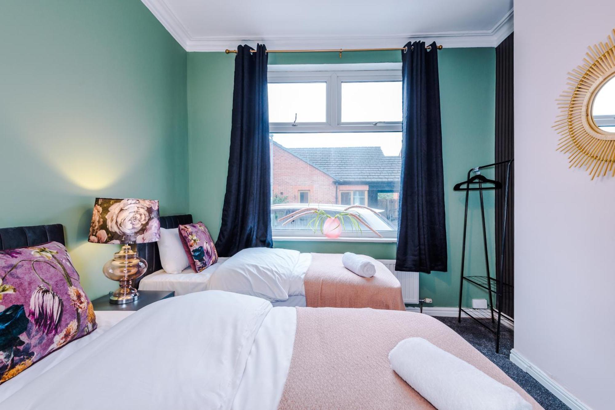 Holiday home Newly Renovated 5 Bedroom Home-manchester *
