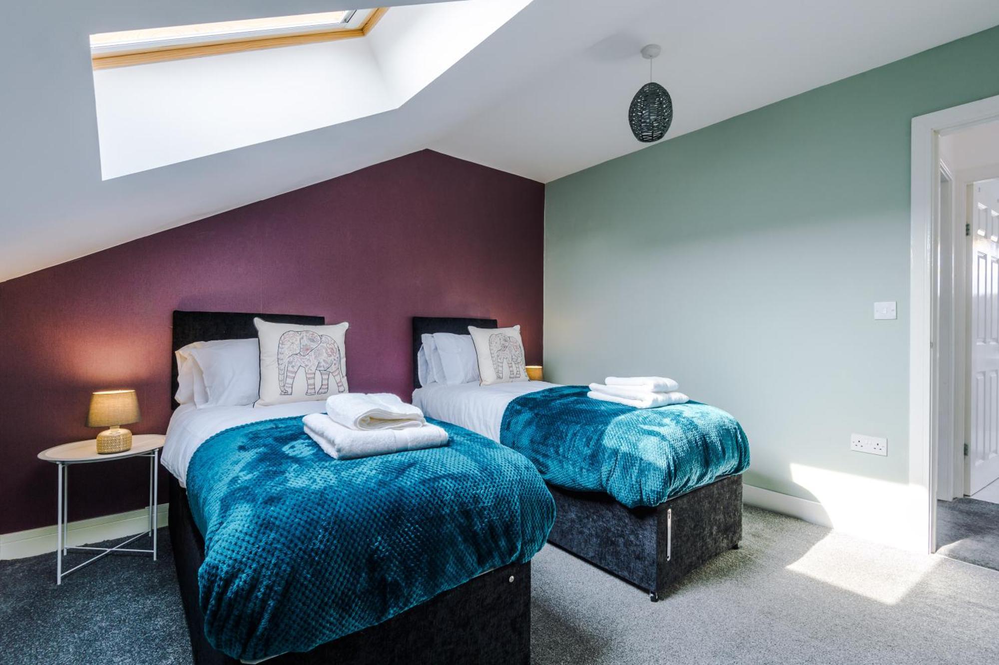 Spacious 4-bed In With Parking & Wi-fi