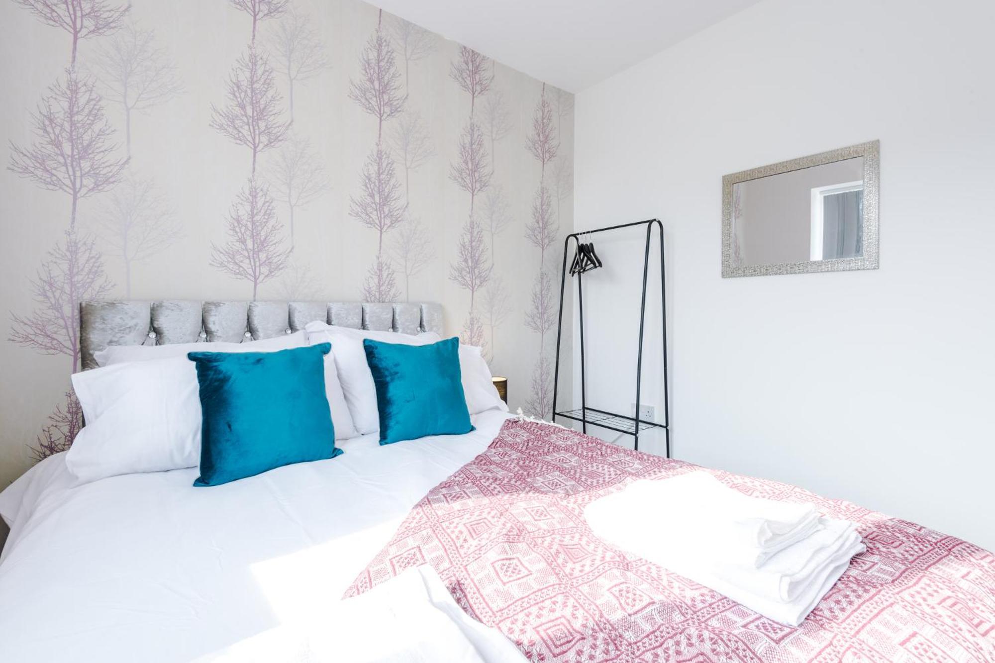 Holiday home Spacious 4-bed In With Parking & Wi-fi