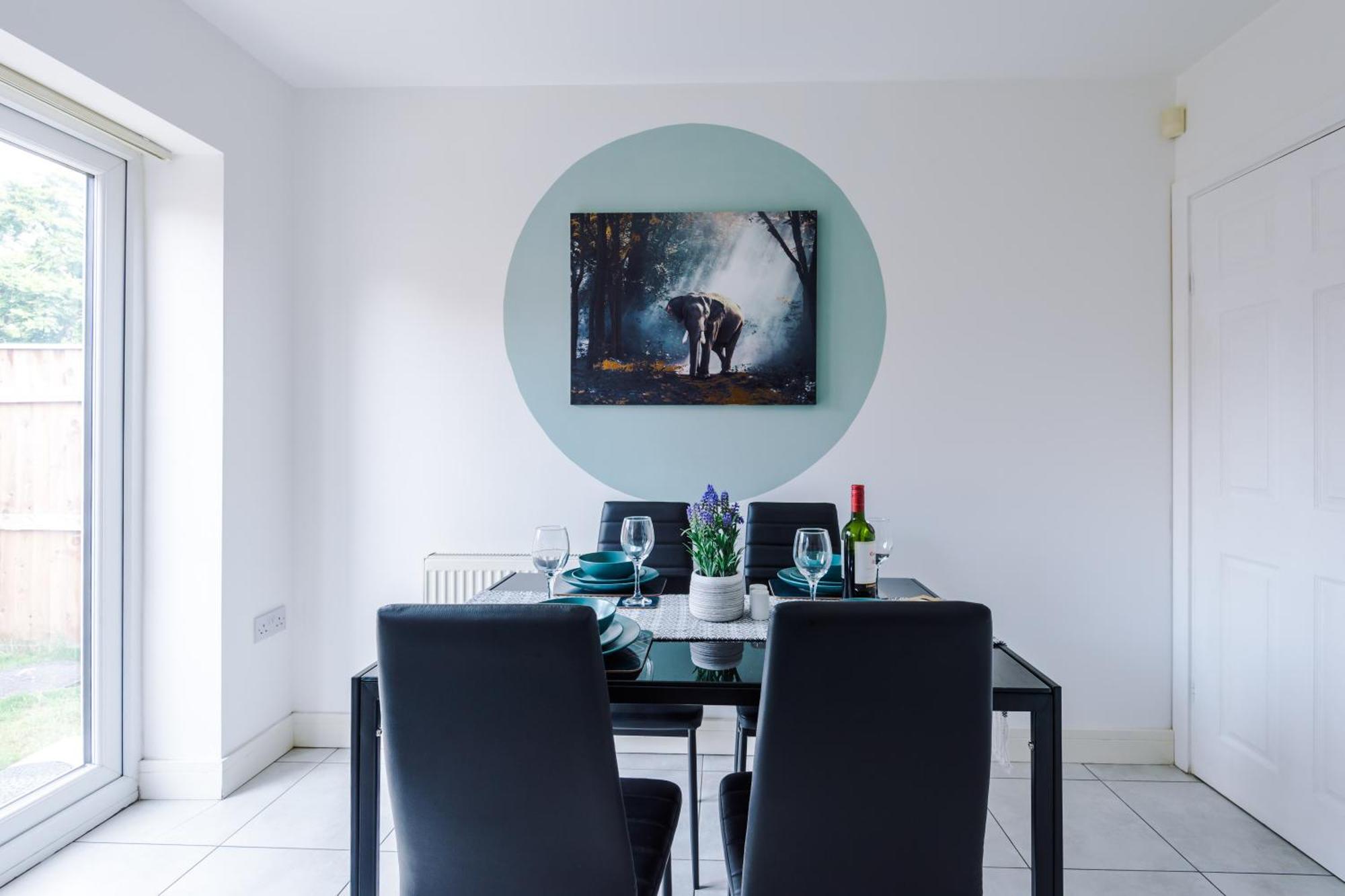 Spacious 4-bed In With Parking & Wi-fi Holiday home *
