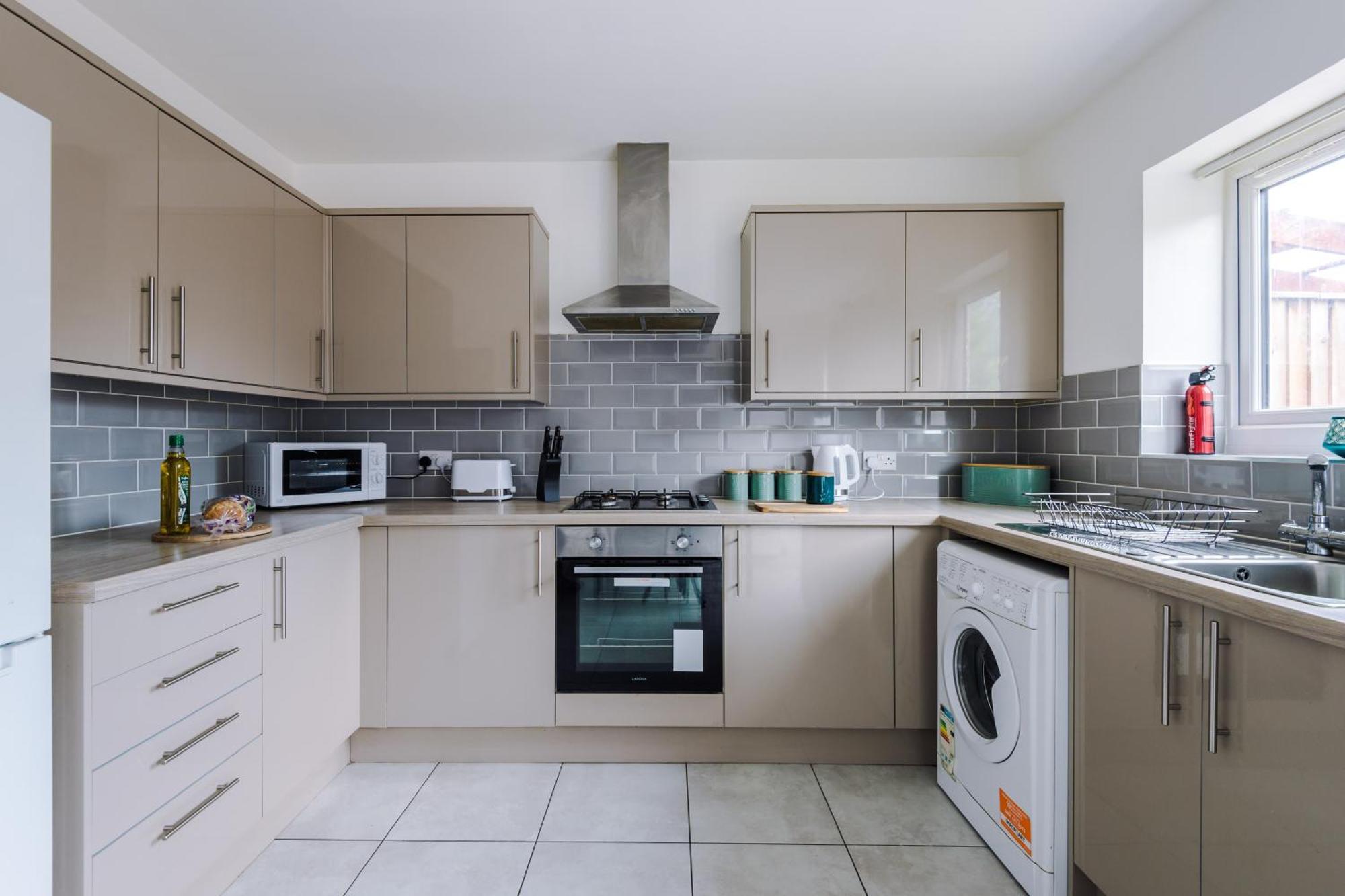 Holiday home Spacious 4-bed In With Parking & Wi-fi *