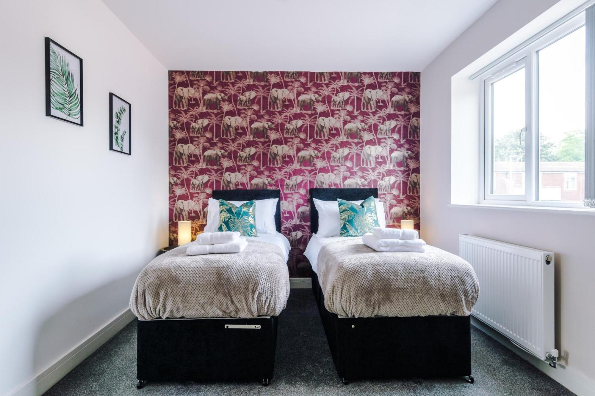 Spacious 4-bed In With Parking & Wi-fi