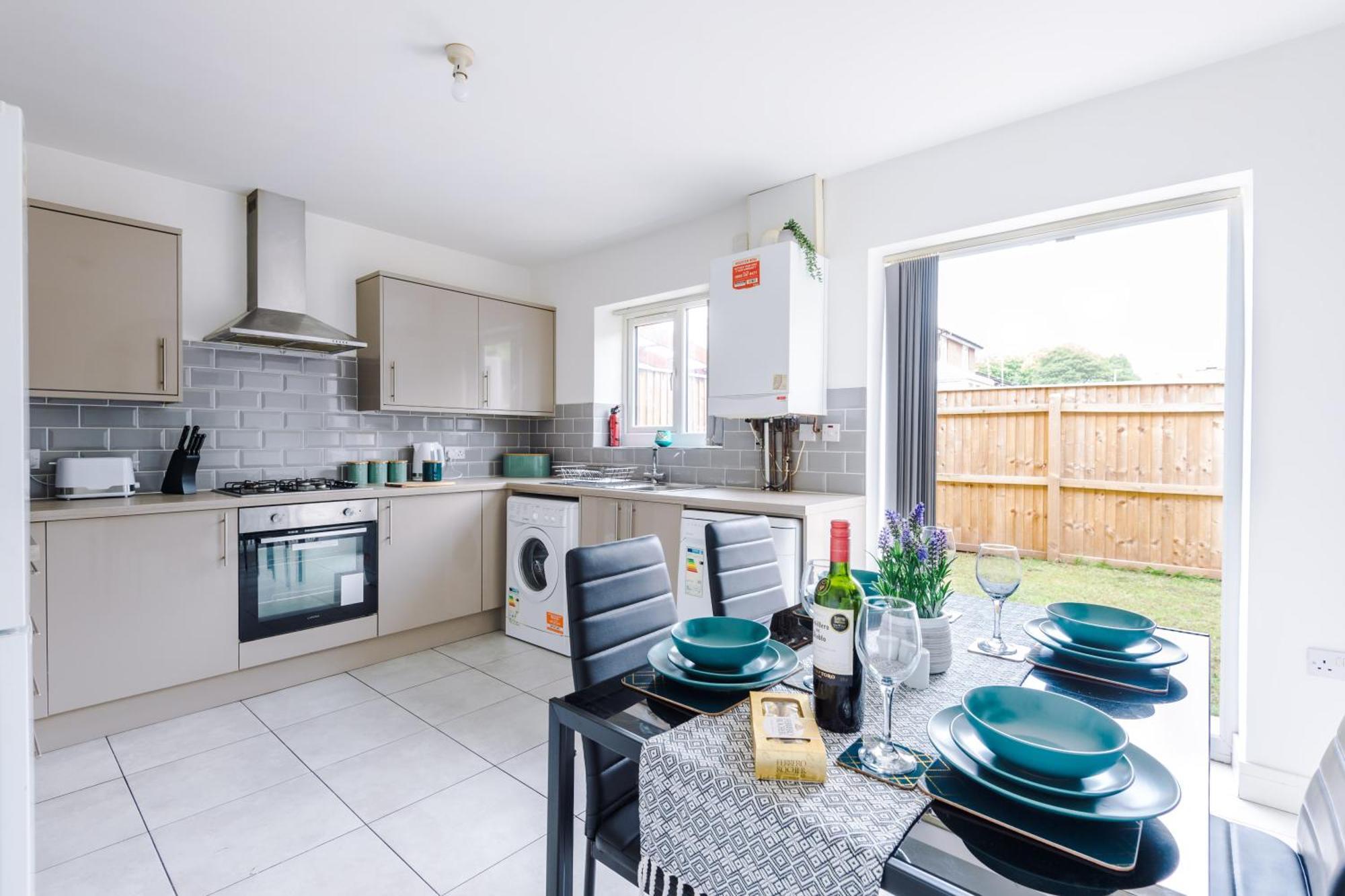 Holiday home Spacious 4-bed In With Parking & Wi-fi