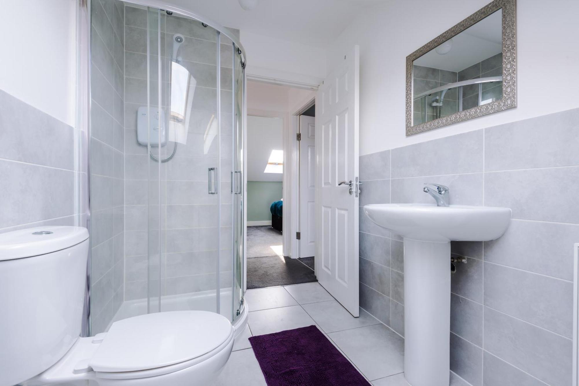 Holiday home Spacious 4-bed In With Parking & Wi-fi *