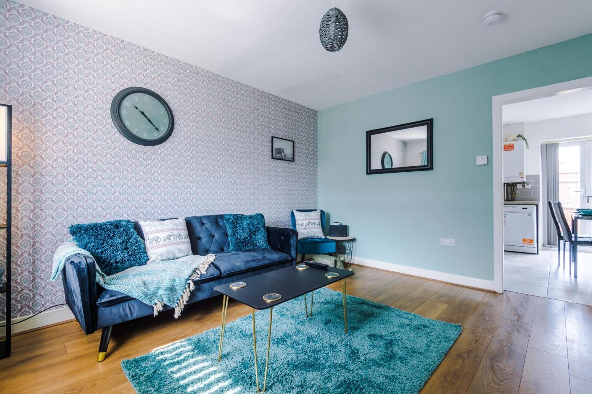 Holiday home Spacious 4-bed In With Parking & Wi-fi