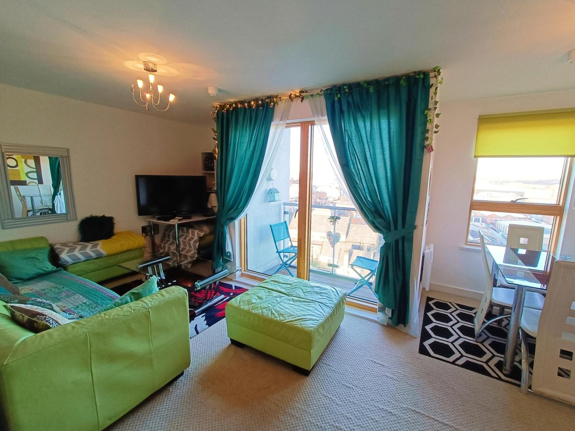 Apartment Apartmentsleeps5-balcony-petfriendly-aoarena-heatonpark-onstreetparking *