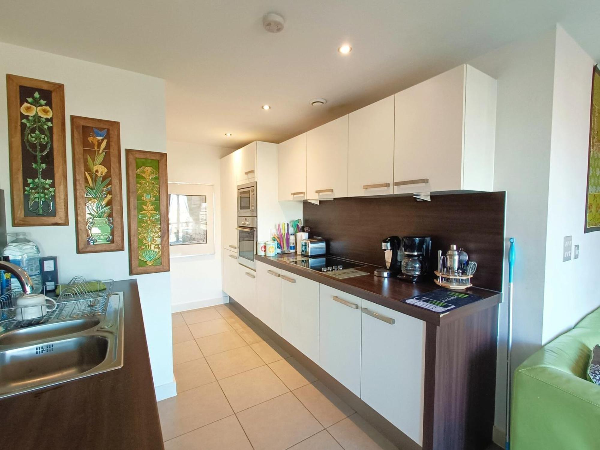 Apartmentsleeps5-balcony-petfriendly-aoarena-heatonpark-onstreetparking *